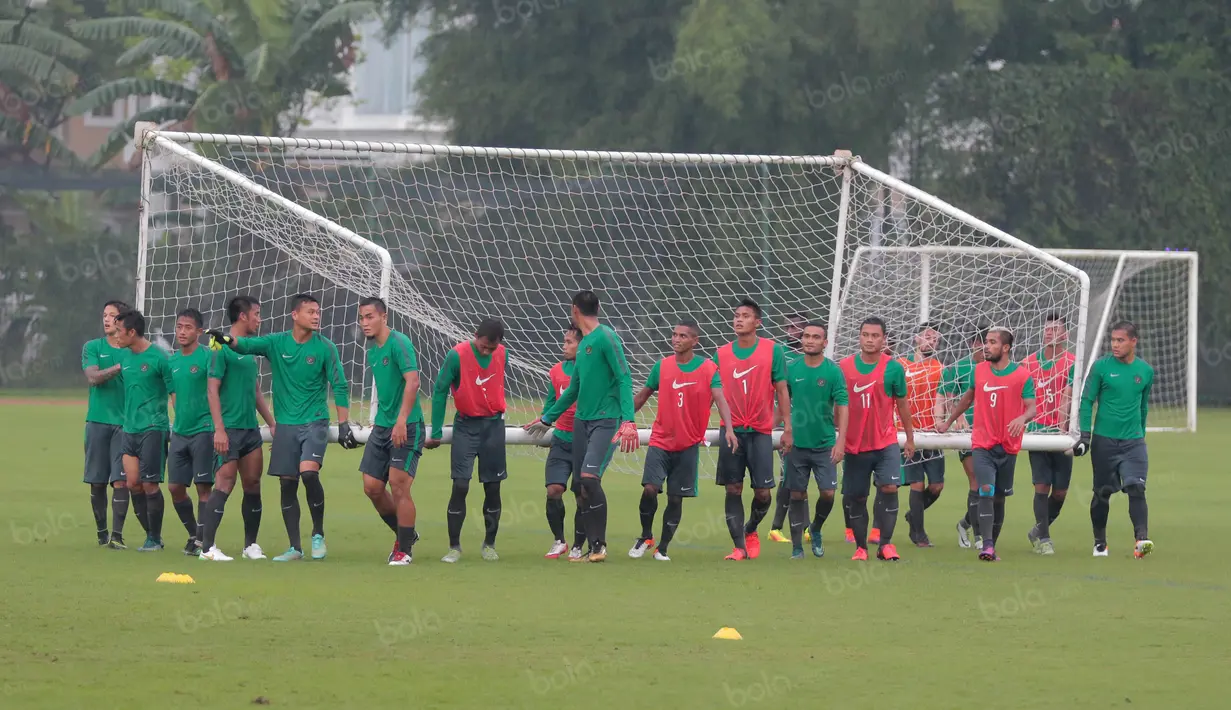 Kekompakan pemain Timnas Indonesia saat mengangkat gawang untuk berlatih di Lapangan Sekolah Pelita Harapan, Karawaci, Jakarta, (11/11/2016). (Bola.com/Nicklas Hanoatubun)