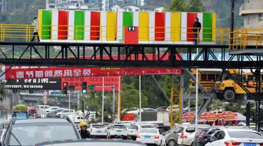 Pemandangan toilet umum yang terletak di jembatan pejalan kaki setinggi 6 meter (19,7 kaki) di Chongqing, Tiongkok (23/2). Pemerintah Tiongkok terus melakukan perbaikan untuk meningkatkan kelayakan toilet umum di negaranya. (AFP Photo/China Out)