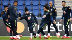 Striker Brasil, Neymar Jr, berebut bola dengan Marcelo, saat sesi latihan jelang laga persahabatan di Paris, Rabu (8/11/2017). Brasil akan berhadapan dengan Jepang. (AFP/Franck Fife)