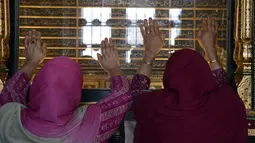 Muslim Kashmir melakukan ziarah ke makam Syekh Abdul Qadir Jaelani saat bulan Ramadan di pusat kota Srinagar, Kashmir (24/5). Syekh Abdul Qadir Jaelani adalah seorang ulama fiqih yang sangat dihormati. (AFP/Tauseef Mustafa)