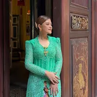 Kahiyang Ayu berkebaya warna tosca (Instagram/ayangkahiiyang)