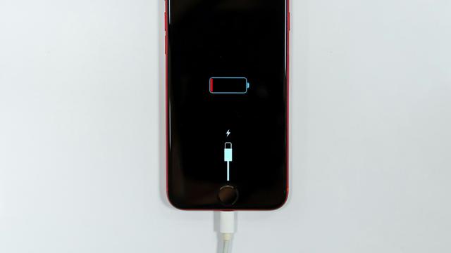 Ilustrasi mengecas HP, baterai HP