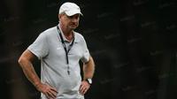 Pelatih Timnas Indonesia, Alfred Riedl, memimpin latihan jelang laga final Piala AFF 2016 melawan Thailand di Lapangan SPH Karawaci, Banten, Minggu (11/12/2016). (Bola.com/Vitalis Yogi Trisna)