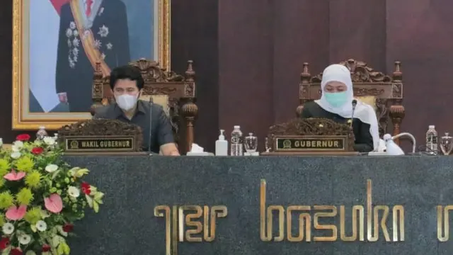 Gubernur Jatim  Khofifah Indar Parawansa (kanan) dan Wakil Gubenur Jatim Emil Dardak. (Dian Kurniawan/Liputan6.com)