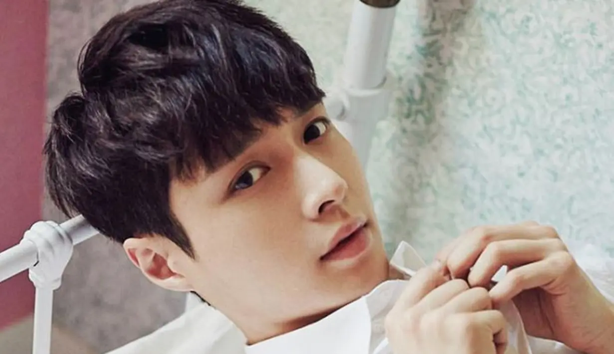 Pada 2015, Lay EXO dirawaat di rumah sakit karena cedera pinggak. Padahal ia dijadwalkan untuk menghadiri jumpa fans. Akhirnya ia memutuskan untuk tetap menggelar jumpa fans. (Foto: Soompi.com)