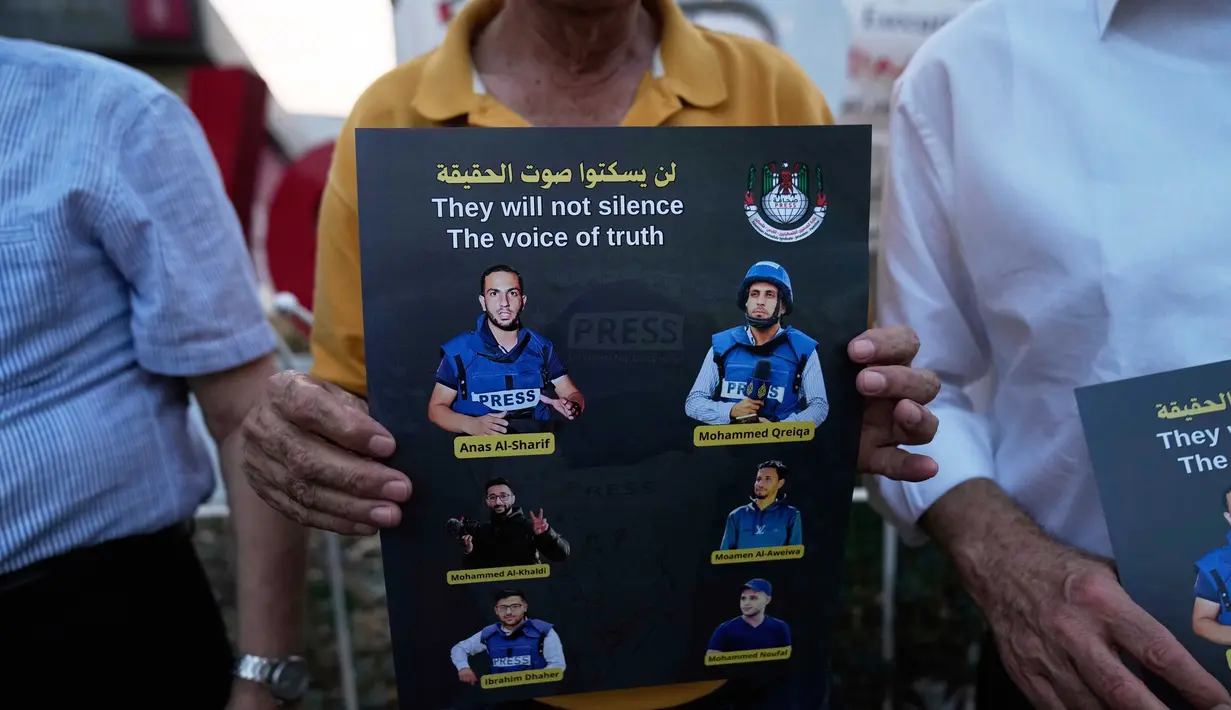 Kantor Berita Al Jazeera menyerukan kepada komunitas internasional dan semua organisasi terkait untuk mengambil langkah tegas guna menghentikan genosida yang sedang berlangsung dan mengakhiri penargetan yang disengaja terhadap para jurnalis. Tampak dalam foto, para jurnalis memegang poster yang menampilkan rekan-rekan mereka dari Palestina yang tewas dalam serangan udara Israel di Jalur Gaza, selama demonstrasi di kota Ramallah, Tepi Barat, pada Senin 11 Agustus 2025. (AP Photo/Nasser Nasser)