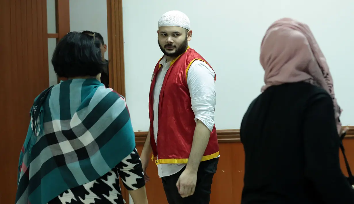 Sidang dimulai pukul 16.00 WIB. Ridho tampak tenang di depan majelis hakim yang memimpin jalannya persidangan. Ridho juga mengaku deg-degan jelang sidang dimulai. Jaksa Penuntut Umum (JPU) dengan lantang membacakan tuntutannya. (Deki Prayoga/Bintang.com)