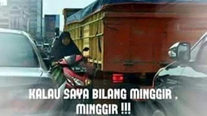 Siapkan Nyalimu, Ini Meme Ibu-ibu Raja Jalanan Sejati :D