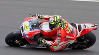 Pebalap tim Ducati, Andrea Iannone akan mengawali balapan dari urutan ketiga. Dia hanya terpaut 0.665 detik atas Marquez. (AP Photo/Natacha Pisarenko)