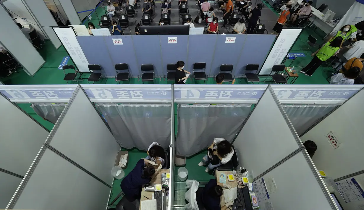 Orang-orang menerima vaksin virus corona COVID-19 Pfizer-BioNTech di pusat vaksinasi di Seoul, Korea Selatan, Kamis (5/8/2021). Korea Selatan berjuang untuk menjinakkan gelombang infeksi keempat virus corona COVID-19 di tengah penyebaran jenis varian virus baru. (AP Photo/Ahn Young-joon)