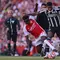 Duel antara pemain Arsenal dan MU. Kedua tim bertemu pada pekan ke-4 Liga Inggris 2023/2024 hari Minggu (03/09/2023) malam WIB di Emirates Stadium. (GLYN KIRK / AFP)
