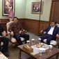 Usai lawatan ke Korea Selatan, Wapres JK (kanan) dijemput Menko Polhukam Luhut Binsar Pandjaitan (Tengah) dan Gubernur DKI Jakarta Ahok (Kiri). (Foto: Setwapres)