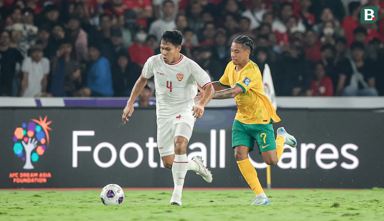 Pemain Timnas Indonesia, Wahyu Prasetyo (kiri) berebut bola dengan pemain Australia, Samuel Silvera pada laga Kualifikasi Piala Dunia 2026 yang berlangsung di Stadion Utama Gelora Bung Karno (SUGBK), Senayan, Jakarta, Selasa (10/09/2024). (Bola.com/Bagaskara Lazuardi)