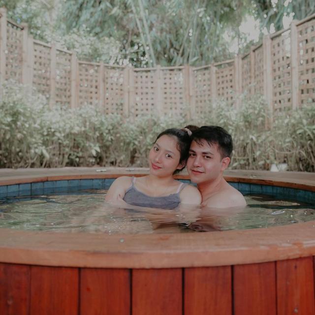 6 Potret Babymoon Adzana Bing Slamet di Dusun Bambu, Romantis Bareng Suami