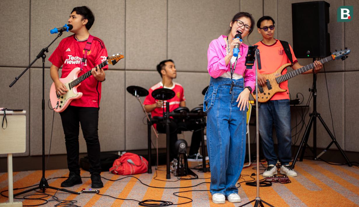 <p>Grup band menghibur Roaring Night Liga Inggris antara Manchester City melawan Manchester United yang berlangsung di Hotel IBIS Style, Tanah Abang, Jakarta, Minggu (03/03/2024). (Bola.com/Bagaskara Lazuardi)</p>