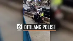 Pengendara motor sering kali melanggar aturan lalu lintas. Dan kali ini, terekam kejadian lucu, saat pemotor mencoba menghindari razia karena terobos jalur busway. Akan tetapi, aksinya diketahui Polantas dan tertangkap basah.