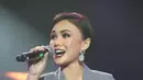 Bertubuh mungil dengan rambut yang identik gaya potongan pendek, Yuni Shara memang membuat banyak orang jatuh cinta. Apalagi Yuni selalu pandai memilih outfit yang membuatnya selalu tampil bak remaja (Liputan6/IG/@yunishara36)