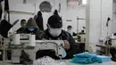 Sejumlah pekerja Palestina membuat masker di sebuah pabrik di Gaza City (13/4/2020). Palestina pada Senin (13/4) mengatakan jumlah kasus terkonfirmasi COVID-19 meningkat menjadi 308, termasuk 36 kasus di Yerusalem Timur. (Xinhua/Rizek Abdeljawad)