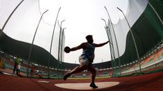 Atlet Jawa Barat, Fahri Suryansyah, bersiap melakukan lemparan saat Kejurnas Atletik nomor lempar cakram U-20 di Stadion Pakansari, Bogor, Selasa (6/8). Kejurnas tahun ini juga dilakukan untuk kualifikasi jelang PON. (Bola.com/Peksi Cahyo)