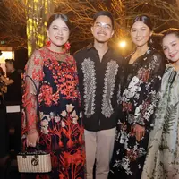 Desainer tanah air kenamaan Biyan Wanaatmadja baru saja menggelar acara show tahunan untuk brandnya Biyan. Tak tanggung-tanggung, acara ini dihadiri oleh para seleb dan public figure, termasuk putri dan mantu Presiden Jokowi, Kahiyang dan Erina Gudono. Foto: Instagram.