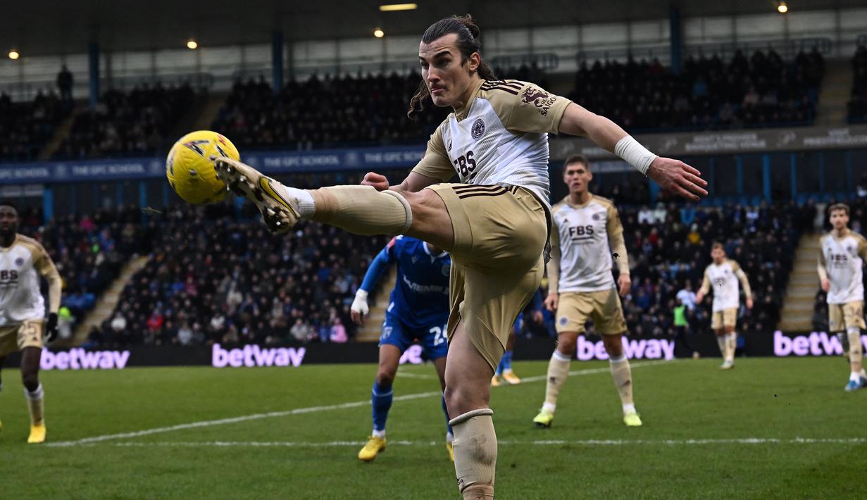 Bek Leicester City, Caglar Soyuncu berusaha menghalau bola saat menghadapi Gillingham pada laga putaran ketiga Piala FA 2022/2023 di Priestfield Dtadium, Gillingham (7/1/2023). Setelah Leicester City terdegradasi ke Championship, Caglar Soyuncu yang telah 5 musim membela The Foxes sejak 2018/2019, memilih tak memperpanjang kontraknya untuk bergabung secara gratis menuju Atletico Madrid pada awal musim 2023/2024. Ia dikontrak selama 4 tahun hingga 30 Juni 2027. (AFP/Ben Stansall)