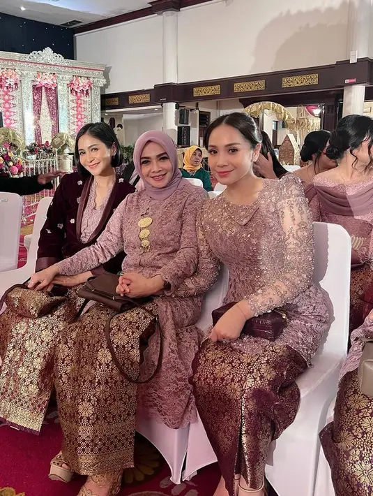 Kebaya pun dipadukan dengan kain bawahan songket warna gold motif bunga yang senada dengan ibundanya dan adiknya, Caca Tengker. [@rieta_amilia]