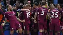 Para pemain Manchester City merayakan gol yang dicetak Kevin De Bruyne ke gawang Chelsea pada laga Premier League di Stadion Stamford Bridge, London, Sabtu (30/9/2017). Chelsea kalah 0-1 dari City. (AFP/Adrian Dennis)