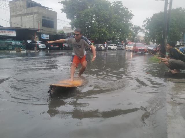 Berselancar Dan Mancing Saat Banjir Bentuk Kritik Warga Medan Regional Liputan6 Com