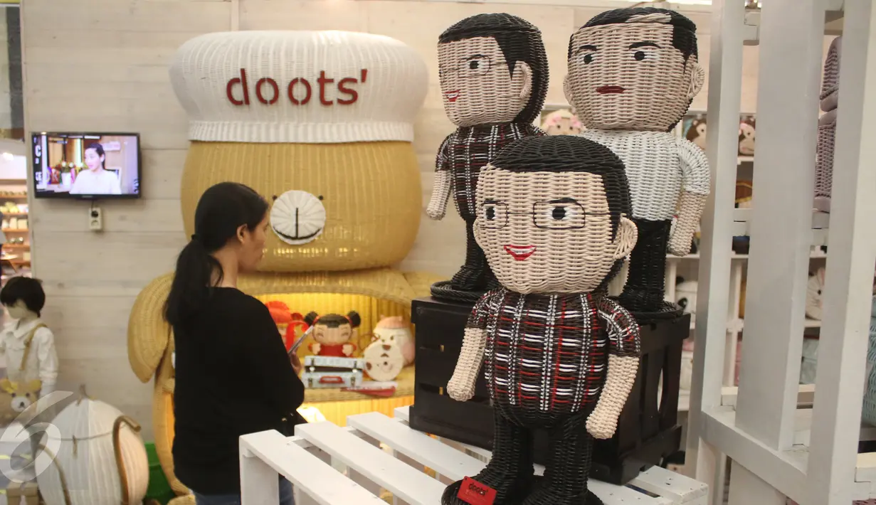 Pengunjung tengah melihat prodak yang di pamerkan di Inacraft 2017 di JCC, Senayan, Jakarta, Rabu (26/4). Pameran yang gelar dari 26-30 april tersebut menapilkan ribuan prodak UMKM dari tanah air. (Liputan6.com/Angga Yuniar)