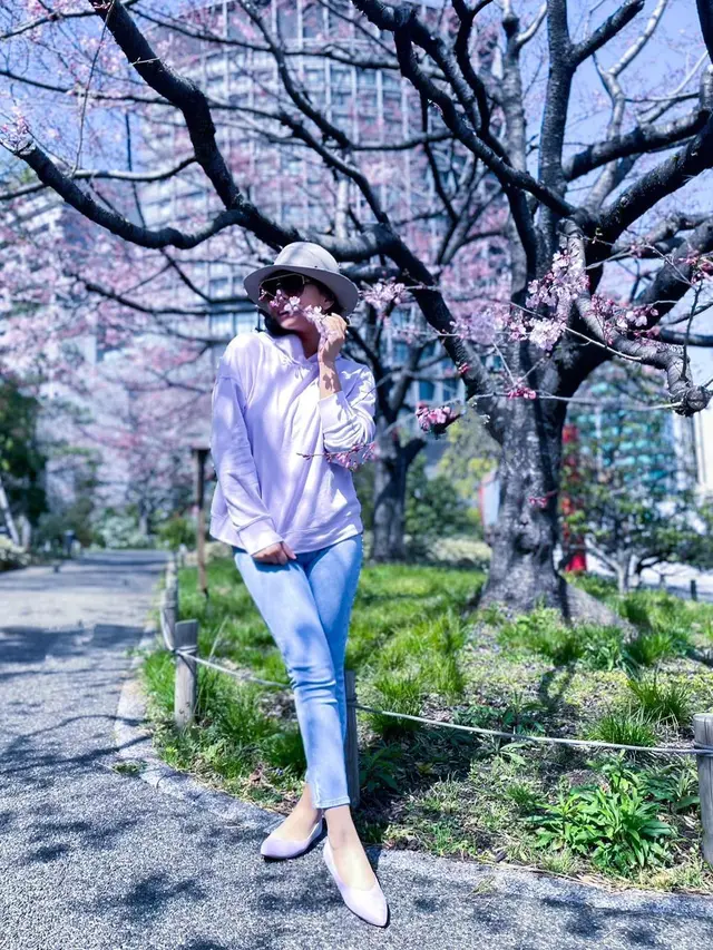 6 Potret Syahrini Menikmati Musim Semi di Jepang, Tetap Stylish