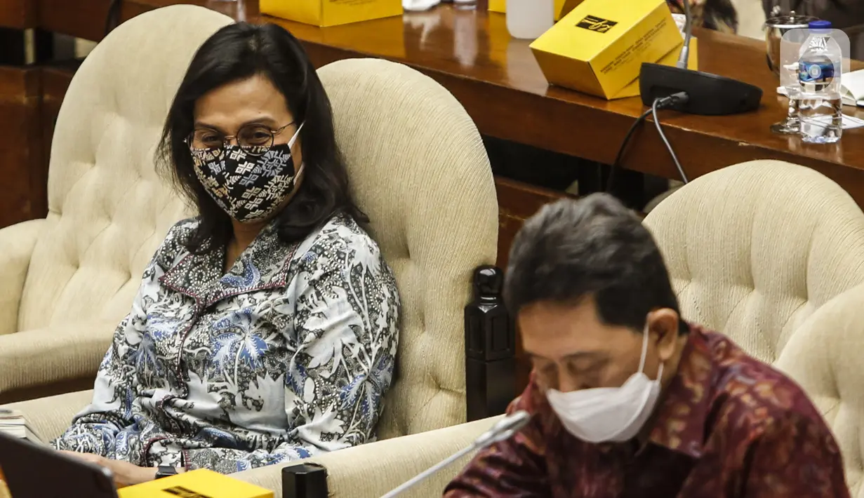 Menteri Keuangan Sri Mulyani (kiri) dan Kepala Eksekutif Pengawas Perbankan OJK Heru Kristiyana saat rapat kerja dengan Komisi XI DPR di Kompleks Parlemen, Jakarta, Senin (24/8/2020). Rapat di antaranya membahas perkembangan anggaran program Pemulihan Ekonomi Nasional. (Liputan6.com/Johan Tallo)