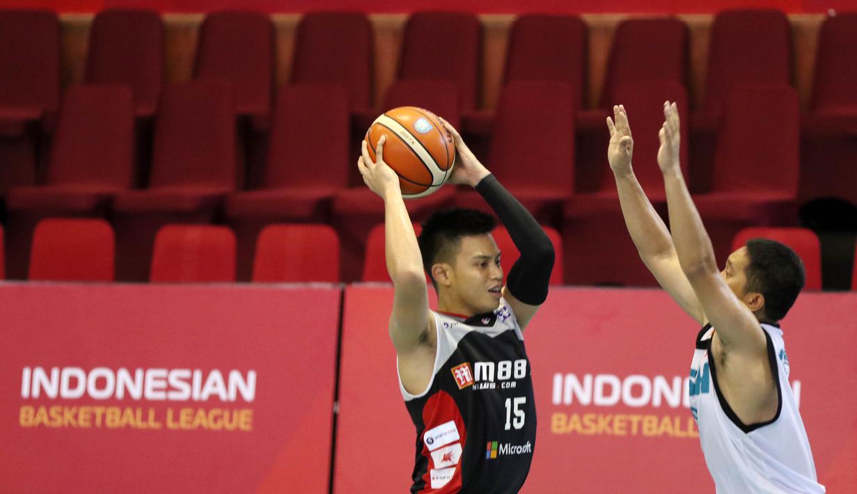 Pemain M88 Aspac Jakarta, Prastawa mencoba melewati hadangan pemain NSH Jakarta, pada laga IBL Reguler Season di Hall A Senayan, Jakarta, Minggu (10/1/2016). Aspac Jakarta menang 78-61. (Bola.com/Nicklas Hanoatubun)