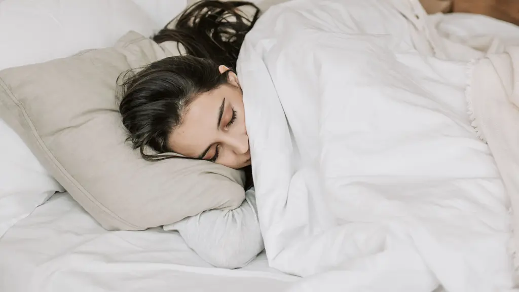 Kebiasaan tidur yang baik tidak hanya mendukung kesehatan tubuh, tetapi juga berperan dalam menjaga kondisi kulit. (Foto/Dok: Pexels)
