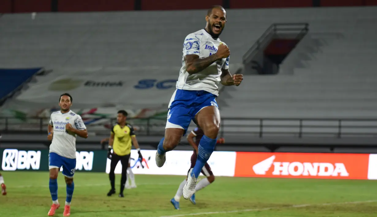 Memanfaatkan umpan terobos dari Frets Butuan, David da Silva yang lolos dari dua penjagaan bek PSM Makassar berhasil melesatkan bola dengan tenang ke sudut kanan gawang. (Dok. Persib Bandung)