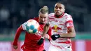 Jika ditotal capaian gol Ronaldo dan Messi hanya 26 gol. Begitu pula dengan assist kedua megabintang yang berada di angka 16. Jelas catatan tersebut masih tertinggal dari pemain asal Prancis yang kini sedang bersinar yakni Christopher Nkunku. (AFP/ Ronny Hartmann)
