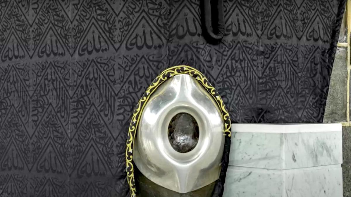 Kenapa Orang Berebut Mencium Hajar Aswad, Apakah Ada Anjurannya Dalam Syariat?