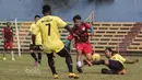 Laga final turnamen Football For Peace mempertemukan Unckle FC melawan Brigade Beringin. (Bola.com/Vitalis Yogi Trisna)