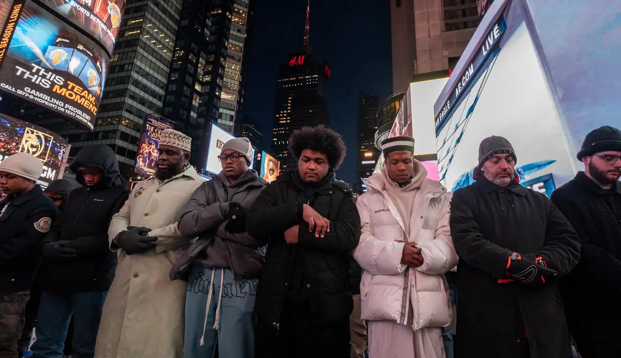 Tradisi salat tarawih sepanjang Rmadan di Times Square sudah berlangsung sejak 2022. (Adam GRAY/AFP)