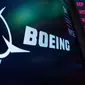 Logo Boeing muncul pada layar di atas pos perdagangan di lantai New York Stock Exchange, 13 Juli 2021. (AP Photo/Richard Drew, file)