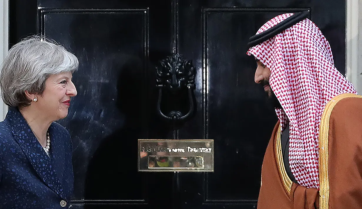PM Inggris, Theresa May menyambut Putra Mahkota Arab Saudi, Pangeran Mohammed bin Salman di 10 Downing Street, Rabu (7/3). Lawatan pertama Pangeran Saudi di Barat itu menjadi momen spesial memperkuat kemitraan antar kedua negara. (Daniel LEAL-OLIVAS/AFP)