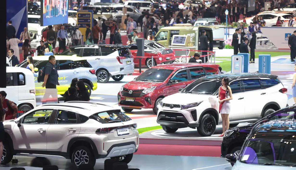 Pengunjung menyaksikan deretan mobil terbaru saat Exclusive Media Day GAIKINDO Indonesia International Auto Show (GIIAS) 2026 di Indonesia Convention Exhibition (ICE) BSD City, Tangerang, Rabu, 29 Juli 2026. (KLY/ Budy Santoso)