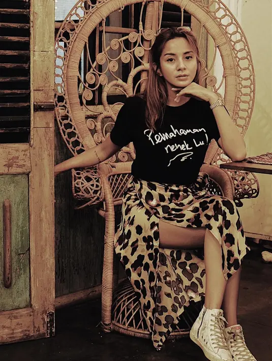 Dengan gaya berpakaiannya yang modis, mungkin kalian tak menyangka jika Kirana sudah berumur 30 tahun. (Foto: instagram.com/kiranalarasati)