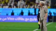 Jorge Jesus, pelatih Al Nassr, mendampingi timnya saat laga final AFC Champions League Two melawan Gamba Osaka, Minggu (17-5-2026) dini hari WIB. (Dok. X @AlNassrFC)