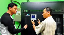 Kompol Bambang  Setyono bersama tim ahli melakukan pengecekan serta memeriksa kondisi UPS di SMAN 57, Jakarta, Sabtu (13/6/2015). Pemeriksaan dibantu 6 tim ahli untuk mengetahui daya dan instalasi UPS di tiap sekolah penerima. (Liputan6.com/Yoppy Renato