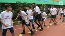 Pemain NBA dari Boston Celtics, Jaylen Brown memberikan coaching clinics untuk siswa-siswi di SMAN 82 Jakarta, Kamis (26/7). Para mendapat pelajaran tentang sportivitas, kerja sama tim, sikap positif, dan saling menghargai. (Liputan6.com/Arya Manggala)