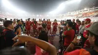 Pelatih Timnas Indonesia, John Herdman, dan para pemain berbicara dengan suporter setelah kekalahan 0-3 dari Vietnam pada Piala AFF 2026 di Stadion Pakansari, Bogor, Senin (3/8/2026). (Bola.com/Budy Santoso)