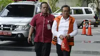 Bupati Indramayu nonaktif, Supendi berjalan masuk akan menjalani pemeriksaan oleh penyidik di Gedung KPK, Jakarta, Kamis (16/1/2020). Supendi diperiksa sebagai tersangka terkait dugaan menerima suap terkait pengaturan proyek dilingkungan Pemerintah Kabupaten Indramayu tahun 2019. (merdeka.com/Dwi Na