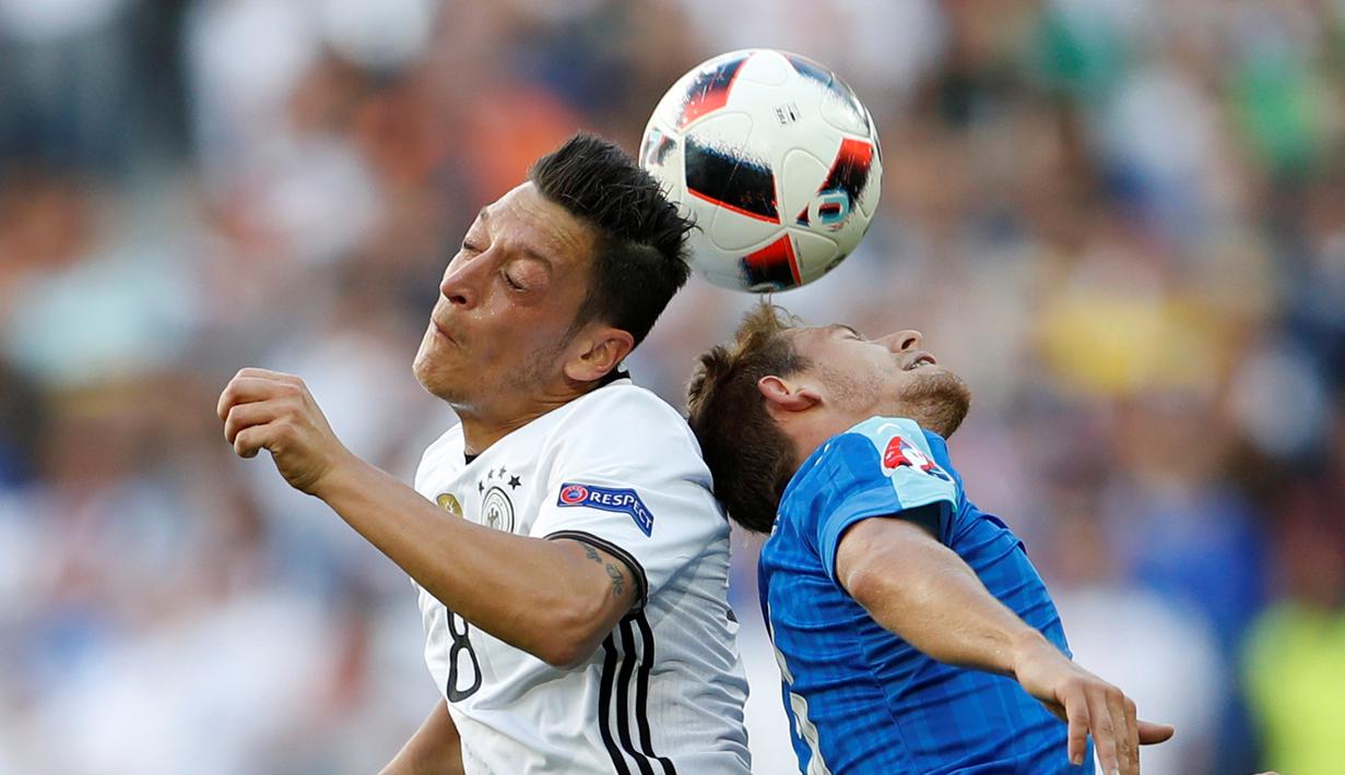 Duel antara pemain Slovakia, Patrik Hrosovsky, dan pemain Jerman, Mesut Ozil, pada laga 16 besar Piala Eropa 2016 di Stade Pierre Mauroy, Lille, Minggu (26/6/2016) malam WIB. (Reuters/Lee Smith)