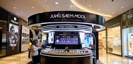 Alih-alih menyamarkan karakter wajah, filosofi complexion artistry yang menjadi identitas JUNGSAEMMOOL Beauty berfokus pada bagaimana makeup mampu menonjolkan keunikan setiap individu melalui hasil complexion yang natural dan sehat. [Dok/JUNGSAEMMOOL Beauty].