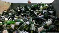 Lebih dari 500 botol anggur palsu dihancurkan di fasilitas daur ulang dan kompos Texas Disposal Systems di Austin, Texas pada 10 Desember 2015. (Foto: AP/ Rodolfo Gonzalez)